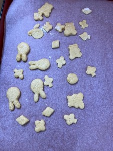 今日のおやつ作りです